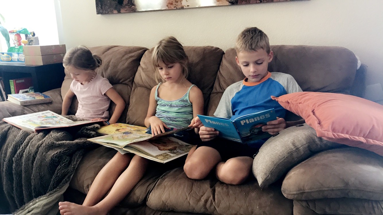 3 kids reading books